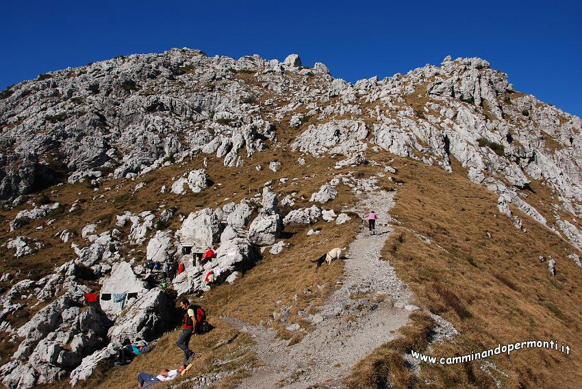 09 13362 Passo la Forca - a sn il piccolo Bivacco.JPG